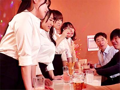 【ガールズバー】爆乳美女が濃密おもてなしのSNSで話題のガールズバーで行われる酒池肉林の乱交SEXが淫乱変態すぎる件。