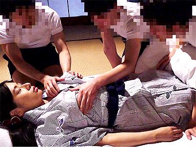 【女教師×夜這い】修学旅行で爆乳美人教師がエロガキに夜這いされ全裸でグラマーBODYハメられ喘ぎまくるｗ