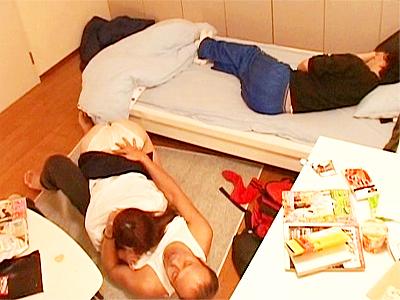 【JK×彼パパ】彼氏の家に遊びに行き眠る彼氏の横で彼パパと浮気セックスする淫乱小悪魔美少女が淫乱SEXでメス全開！