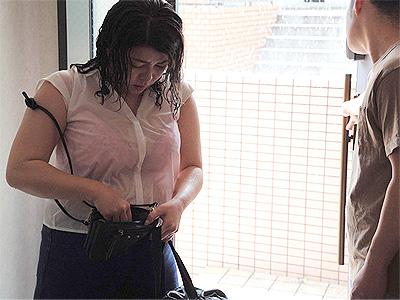 【家政婦×人妻】両親亡くした青年の世話をする熟女家政婦、濡れたシャツにオス発動した青年に迫られ禁断SEXに発展！
