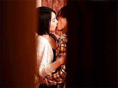 【友達の母】父の再婚で出来た義母に恋心抱く男が覗き見したのは最低な友人に女の顔を見せる姿！しかも結婚まで発展とかｗ