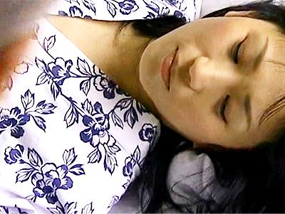 【ヘンリー塚本】寝込んむ美熟女主婦が往診に来た爺さんドクターにハメられる！ボイン丸出しで膣奥ピスられちゃう！