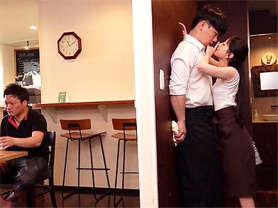 【ビッチ×小悪魔】先輩男性を誘惑して店内で痴女るカフェバイトの美少女ｗ バレないように肉棒を濃厚フェラチオｗ