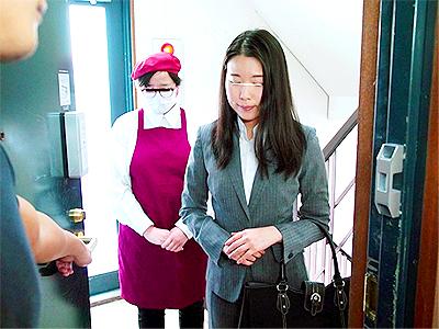 【OL×土下座】「この度は...申し訳ございません...」謝罪に訪れた客に卑猥な恰好で拘束されアナル犯される美女！