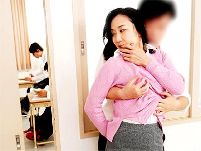 【人妻×声我慢】「ｳｯ...ﾀﾞﾒ...凄い...」生徒と禁断関係の美魔女教師が授業中の廊下での淫乱猥褻SEXで悶絶！