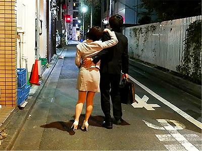 【女上司×終電】「電車無いんでしょ？ウチおいでよ♥」露出度高い女上司の部屋着にムラムラｗ 彼女待たせてNTRファックｗ