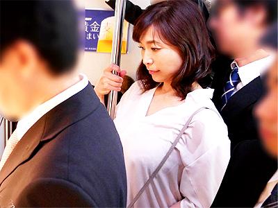 【人妻×痴漢】電車内で変態男に五十路美魔女主婦がスカートめくられパンスト上からマンコ責めされトイレでザーメン膣内射精ｗ