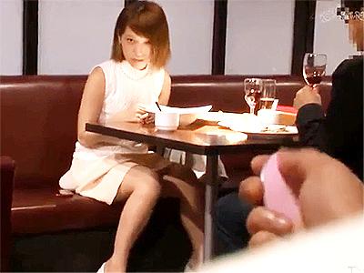 【痴漢×リモバイ】「ｳｩｩｩｩ...」鬼畜男に彼氏と食事中に遠隔バイブ仕込まれスイッチONされ悶絶のお姉さんｗ