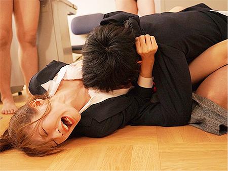 【レイプ】「ヤメてぇぇ！来ないでぇぇ！」鬼畜生徒たちに輪姦状態で無慈悲に犯され絶叫の美人教師が強制ピストンで悶絶！