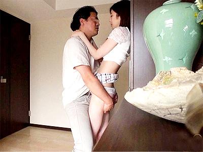【人妻×元芸能人】「旦那...そこにいるから...」夫在宅の自宅でAV撮影！快楽には勝てずに本気で感じまくりの主婦！