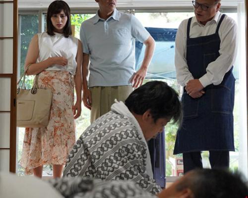 ＜本田瞳＞ご主人と訪れた旅館でスケベおじさんたちの性処理玩具になるド淫ら寝取られ輪姦！