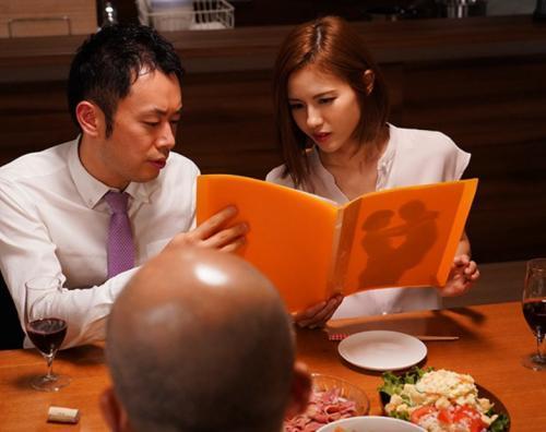 「このこと…夫には内緒にしてください//」結婚10年目の記念にモデルになった人妻がNTR絶頂不倫！
