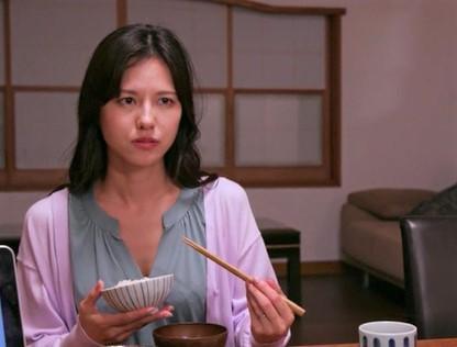【輪姦】事故で下半身不随の夫がいる綺麗な熟女が寝取られてしまう