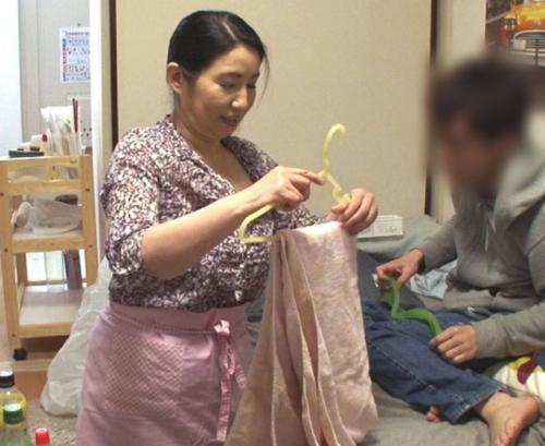 ＜熟女レンタル＞お手伝いさんのミニスカえっど！胸元もセクシーな熟女が我が家に来てくれたからエロに夢中にｗ