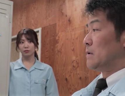【不倫】欲求不満な人妻はアルバイト中に上司と職場プレイを楽しんじゃうｗ