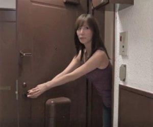 【ヘンリー塚本】欲求不満なおばさんは夫に内緒でご近所さんと浮気に夢中！