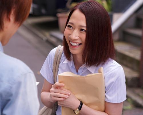 【水戸かな】母親の友人の未亡人と秘密の関係になるえちえち！