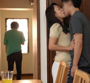 【友人の母】「息子には内緒よ♡」若者の悶々とした下半身を満足させる禁断えちえち