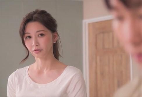 【愛弓りょう】亭主が単身赴任でしばらく帰ってこない町内会の奥さんは新役員の若者に目を付け誘惑痴女えちえち