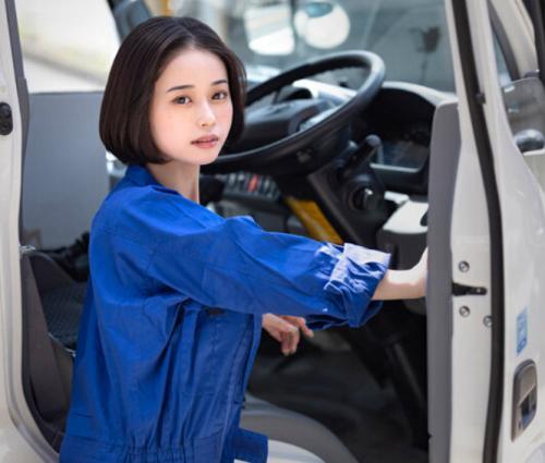 【MINAMO】運送会社で圧倒的輝きを放つ人妻作業員が先輩エロオヤジに寝取られ中出しファック