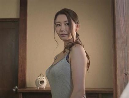 愛弓りょう「どうぞ、上がって」オナニーで性欲処理する欲求不満な熟女が冷房修理業者と汗だくで狂う！