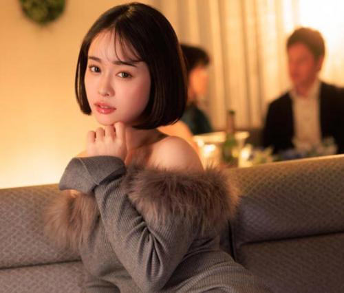 【MINAMO】最強美人娘が在籍するラウンジ店内で周りに人がいる状況で挿入まで経験できちゃうえちえち！
