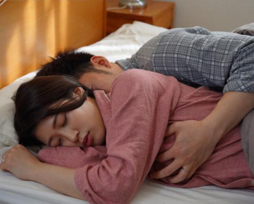 【有賀みなほ】夫婦交換生活を初体験することになった主婦が思っていた以上に感度ビンビンになって絶頂しちゃう不倫NTR