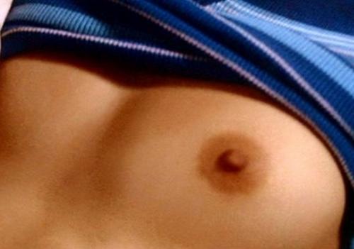 ひし美ゆり子　乳首丸出しでベロチューしてパンツ脱がされる濡れ場