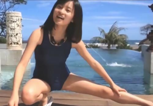 小島瑠璃子 モリマンでスク水着で柔軟体操するとエロいポーズみたい