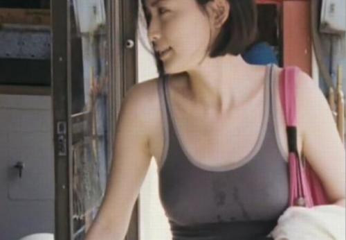 長谷川京子　乳首が勃起したらしく服の上からツンとしたくなるおっぱいがたまらん