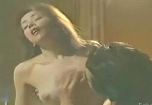 川島なお美　乳首丸出しの乳房揉まれて乳首吸われる濡れ場がエロくてたまらん