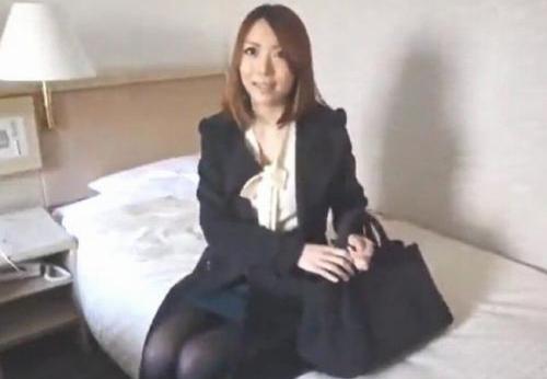 平日からチンコ挿入して中出しって最高だなしかも美人妻とか