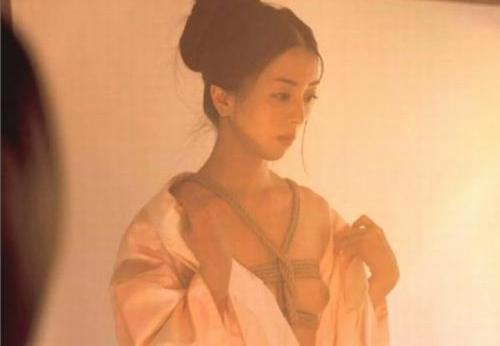 謎の美女 祥子　乳首丸出しで自らチンコ挿入して騎乗位する濡れ場がエロい