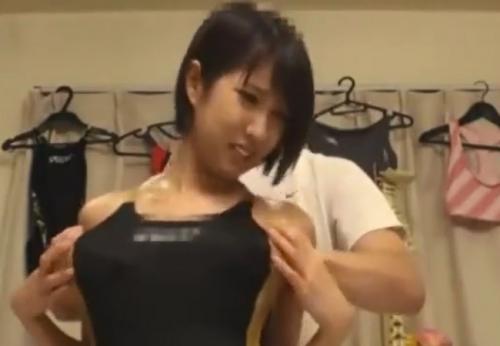 湊莉久　ピッタピタの水着の女子アスリートが整体師にヤラれてる