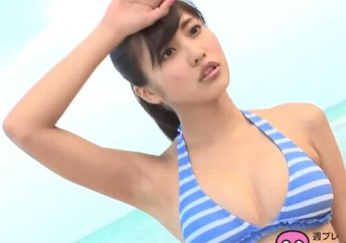 佐野ひなこ　おっぱいと腋の下がエロい水着姿に勃起してしまう