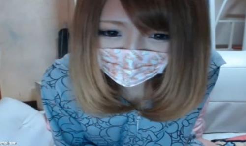 ライブチャット　シロウトギャルお姉さんがモニター見つめて・・・