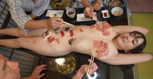 恋渕ももな　Mカップ爆乳美女と慰安旅行の余興で女体盛作って食べまくってヤリまくった・・・