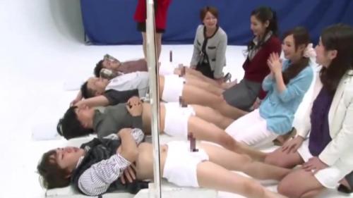 エロ＆お笑い　お母さんはどれだッ！全裸のママ達並べて見事に当てろ！まさかの親近相姦！？それとも、ママ友と息子がSEX・・