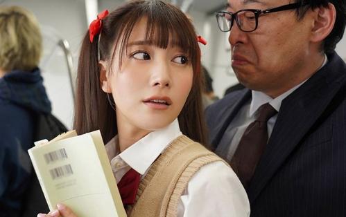 初川みなみ　 痴漢オジサン執拗なお触りに本好少女は抗うことができず、それどころか敏感すぎる身体は屈辱の愛液を垂れ流しベトベに！