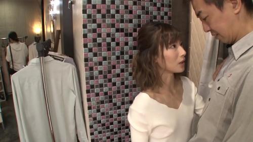 貧乳店員さんの勃起乳首・・・まさかのノーブラ店員さんが服でこすれて勃起した乳首に大興奮
