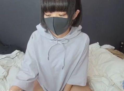 ライブチャット　素人ロリ美少女が登場！こんなロリ娘のエロい姿も見れます！