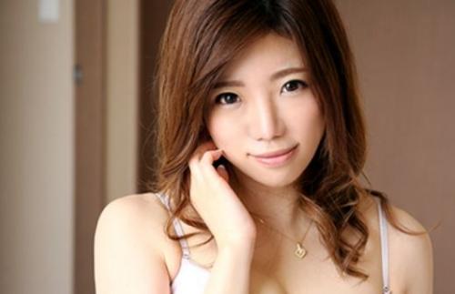 円らな瞳に吸い込まれそうなお姉さん・・・透明感溢れる素肌、美巨乳・・男を惑わすエロボデイにチ●コが思わず突撃したくなる！