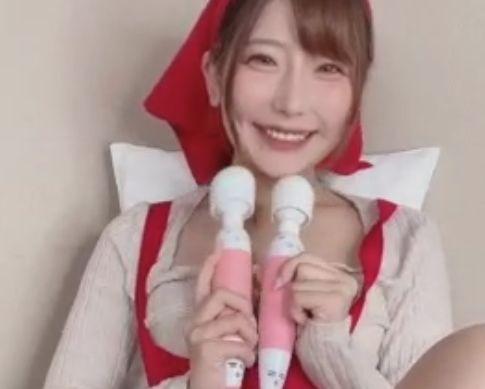ライブチャットに赤ずきんお姉さん登場！2本の電マでオナニー潮吹くお姉さん・・無料登録するだけでこういうエロい体験できます！