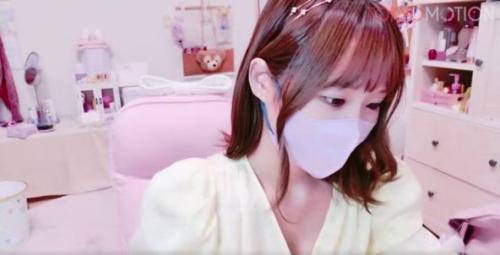 ライブチャット　横顔美人…じゃない！正統派美女がライブチャットでムフフゥ～　無料登録で無料でシロウト美女のオナ艦しませんか？