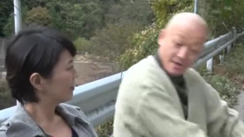 ヘンリ―塚本＆円城ひとみ　田舎のバス停でバスを待つ熟女・・・通りかかったワンボックスカーのオジサンにナンパされ欲情性交