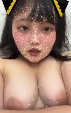 ライブチャット　爆乳娘がお風呂場からエロを込めてライブチャット配信中！