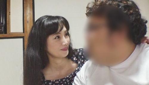 デブとSEXするスレンダー熟女　コ汚い脂肪まみれのデブ男と濃厚キスする欲求不満な人妻
