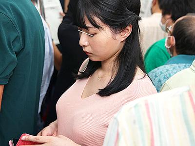 ＜潮吹き×痴漢＞止められない快感！巨乳人妻が痴漢師の終わらぬ攻勢に圧倒され欲望の深淵へと誘われるｗｗｗ