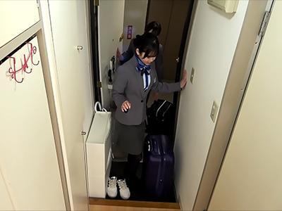 〖童貞×素人〗スタイル抜群で美脚な素人キャビンアテンダントさん童貞の肉棒すごテクフェラで刺激しまくりｗｗｗ