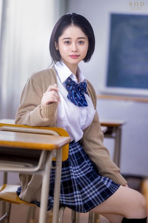 【MINAMO】誰もいない教室でほかの生徒たちにバカにされてる教師と着衣エッチしちゃう巨乳JK